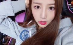 国模盈盈扒B12O人体私拍